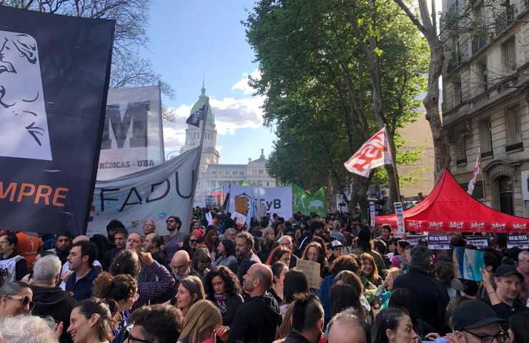 Aumenta in Argentina la protesta in piazza di studenti e professori